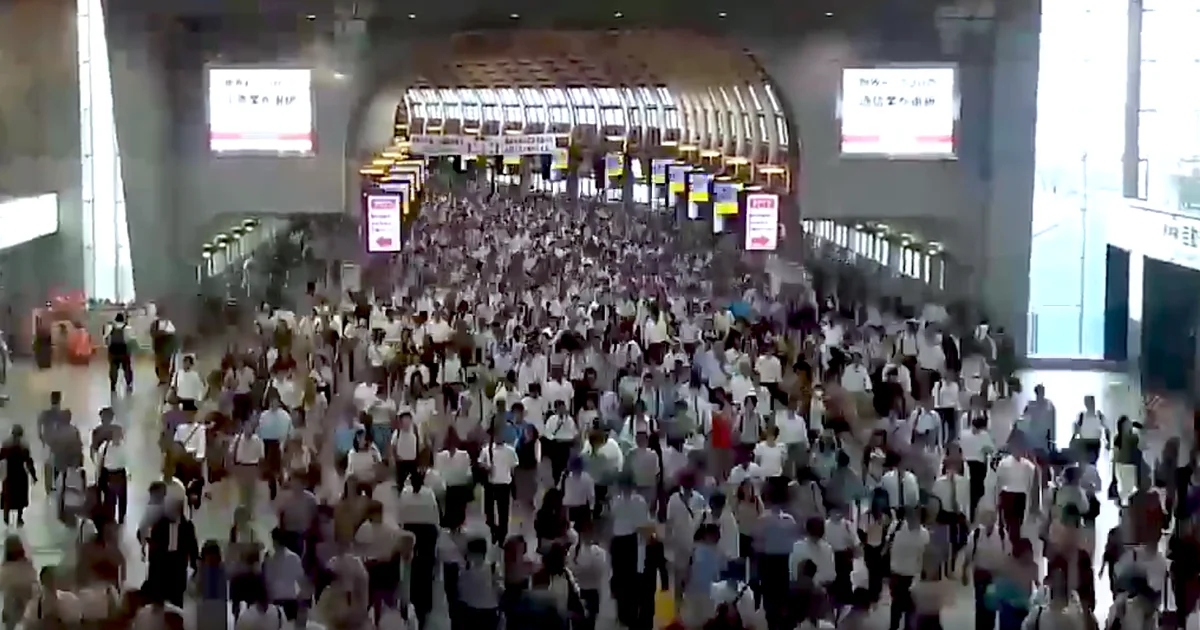 Video of a river of salarimen at rush hour