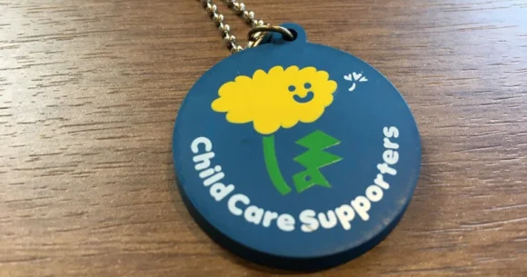 Distressed moms and dads on Japanese trains getting help from child assistance volunteer badges