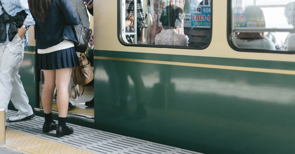 How to safely apprehend a chikan pervert and protect women from being groped on a Japanese train
