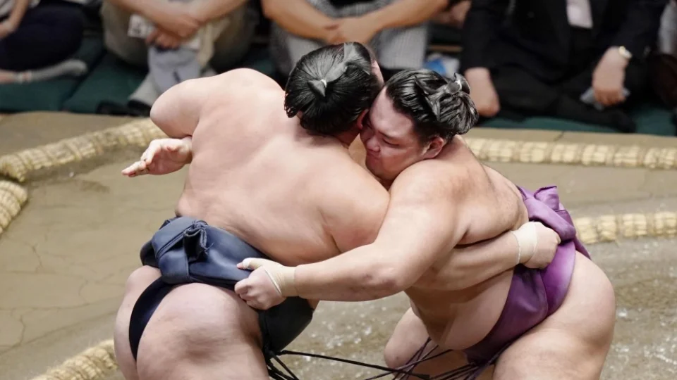 Sumo: Kakuryu upset on Day 5 of Autumn meet, Takakeisho still perfect