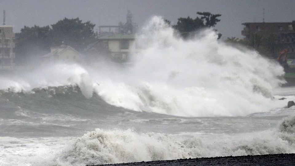 Wider Tokyo area braces for travel chaos as typhoon approaches