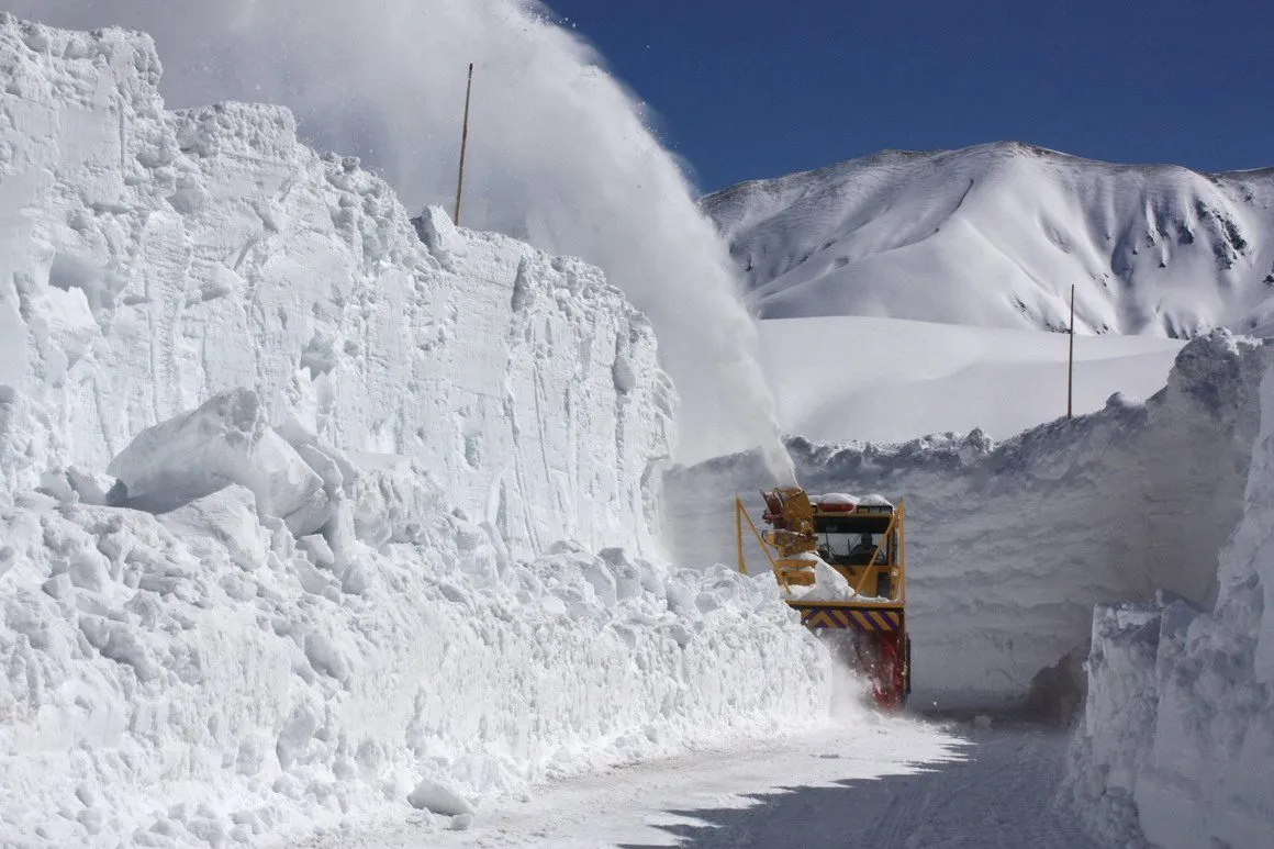 How to Clear a Path Through 60 Feet of Snow, Japanese Style
