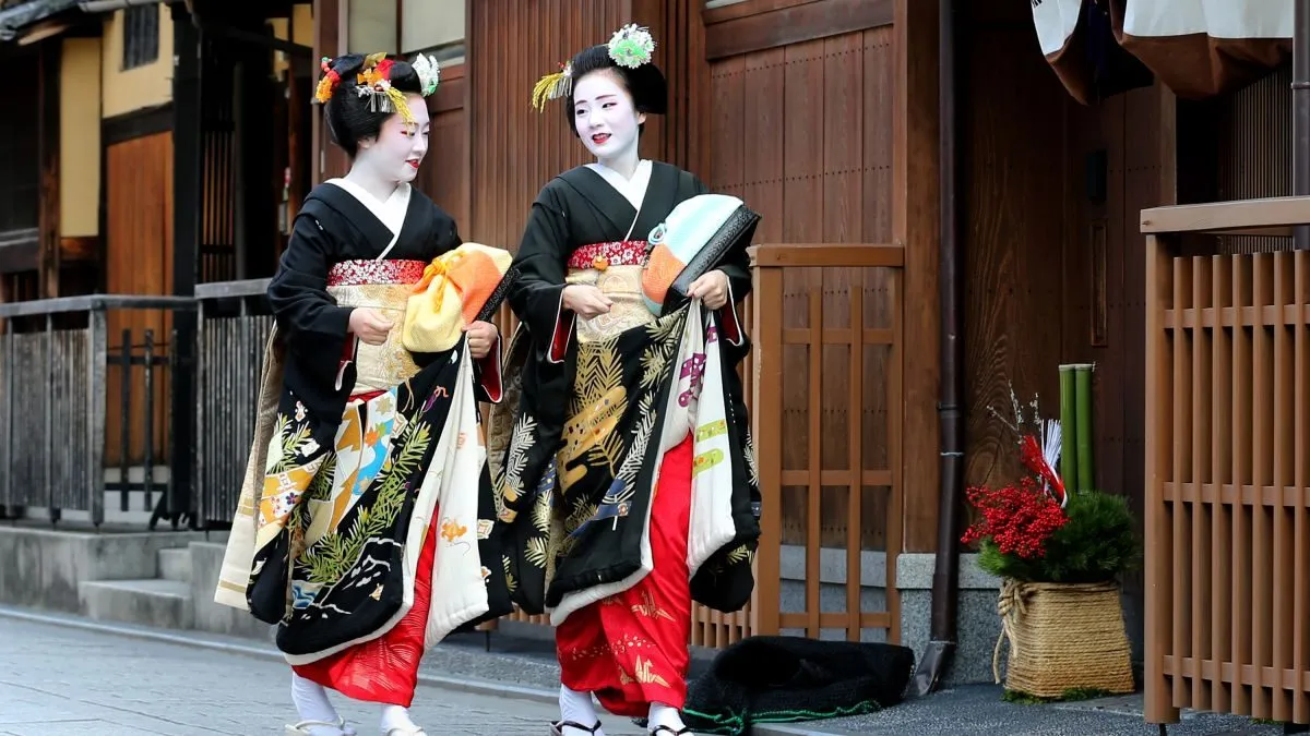 Bad Tourist Behavior Leads To Photography Crackdown In Kyoto's Gion