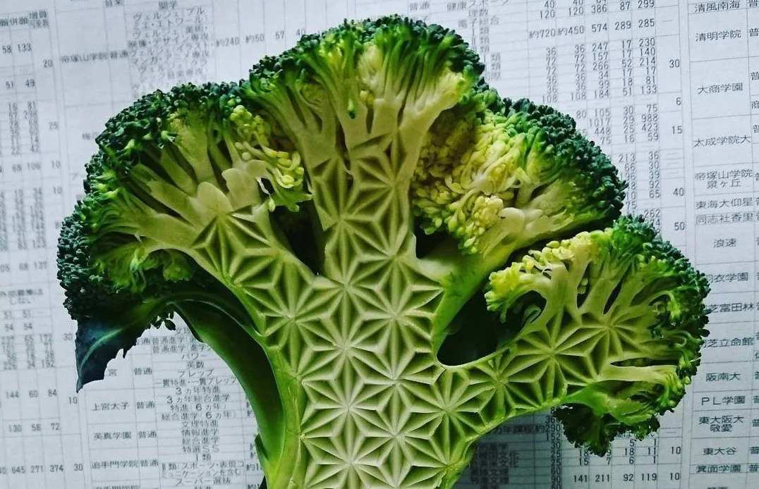 Japanese artist carves these intricate patterns using regular vegetables