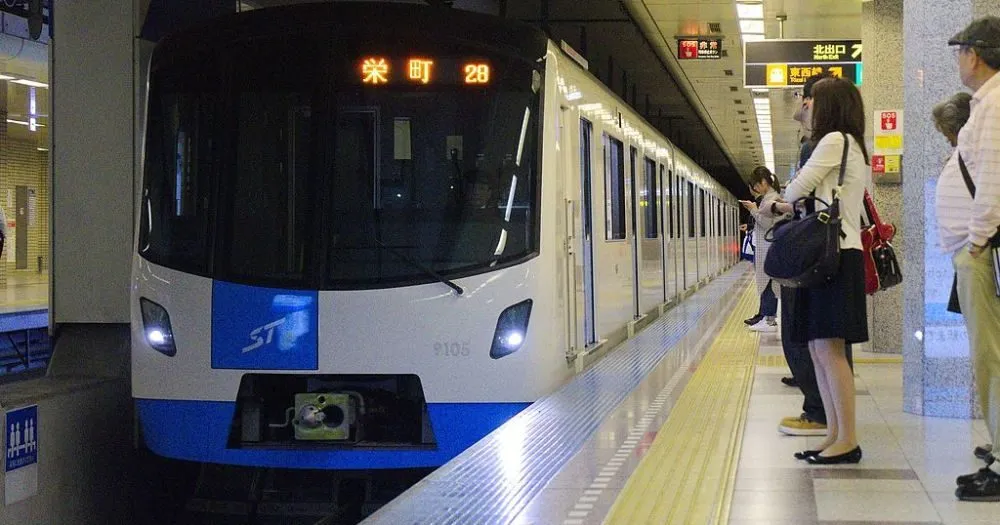 Talented Japanese railway worker gives commuters serendipitous surprise on station piano