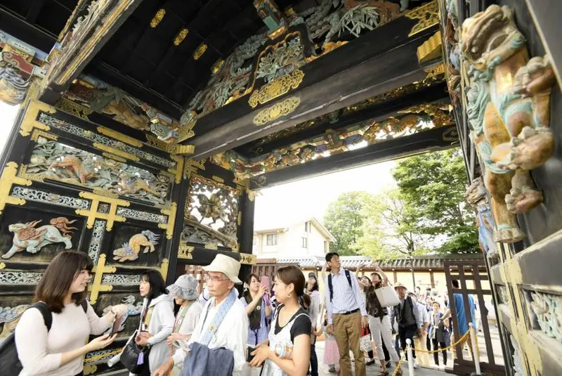 Nishi Honganji Temple opens decorative gate